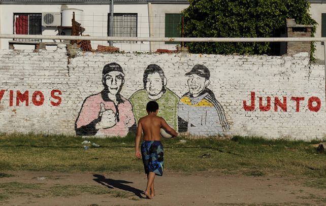 Ausencias que se sienten. Un mural recuerda a los militantes barriales asesinados en 2012 en uno de los campitos donde los pibes concurren a diario. (foto: Celina Mutti Lovera)
