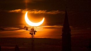 Las espectaculares imágenes de un eclipse solar parcial visible en el hemisferio norte