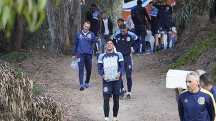 El arquero Gaspar Servio no solo ataja y patea muy bien penales. También se las rebusca bien transportando packs de agua mineral en La Serena.&nbsp; 