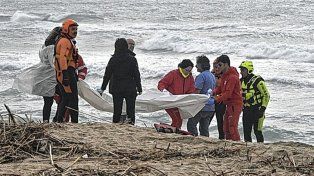 Mueren casi 60 migrantes en un naufragio frente a Grecia