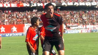 Tacuara Cardozo grita un gol con la camiseta de Newells, donde convirtió 10 en 17 partidos. Luego se fue al Benfica.
