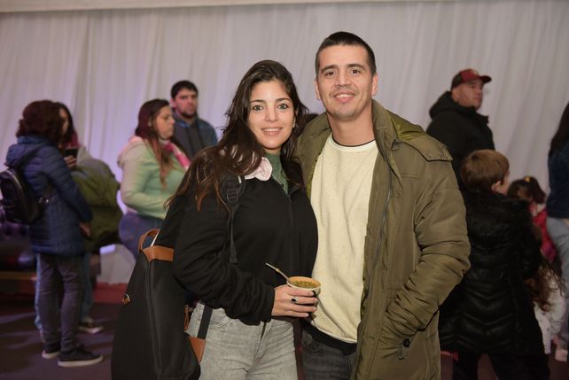 Una pareja disfrutando del circo  