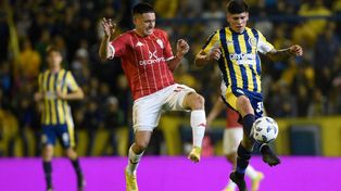 Fabricio Oviedo controla el baló ante la marca del defensor de huracán. Fue uno de los varios partidos en los que ingresó.