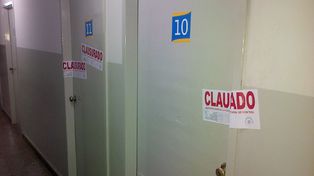 Clausuran a una empresa de transporte por arrojar residuos en la vía pública