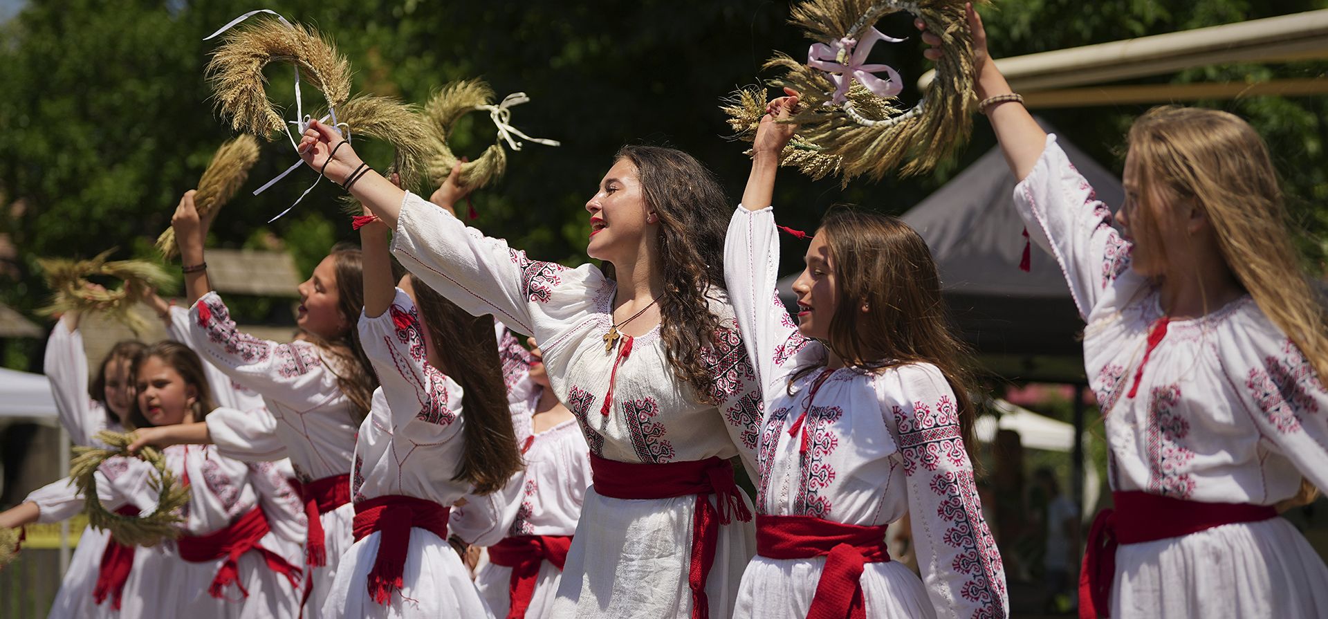 Niñas con coronas de flores bailan durante un evento inspirado en tradiciones precristianas, en el que las hadas, llamadas en rumano Niñas con coronas de flores bailan durante un evento inspirado en tradiciones precristianas, en el que las hadas, llamadas en rumano