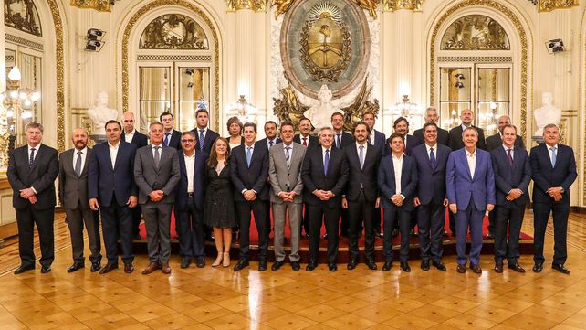 Todos juntos. El presidente Alberto Fernández recibió el respaldo de los mandatarios provinciales para suspender el Consenso Fiscal.
