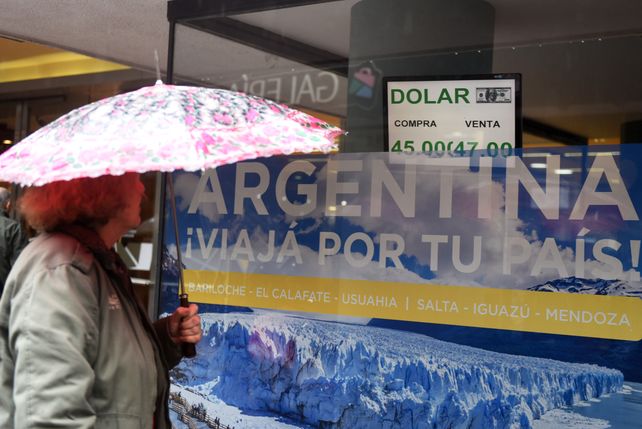 El dólar frenó su suba y se acomoda por encima de los 46 pesos