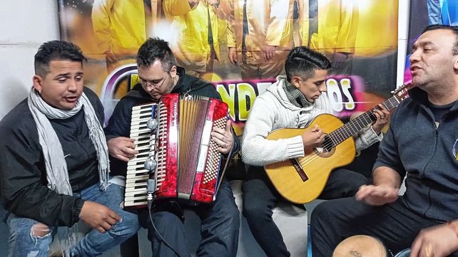 Klandestinos, con la voz del paranaense Sebastián Vega