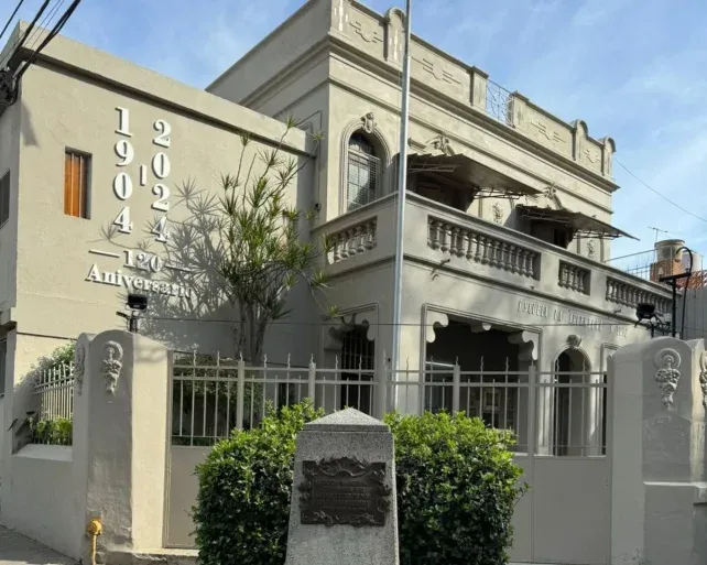 La escuela fundada en 1904 se encuentra en Sarmiento y Ameghino.