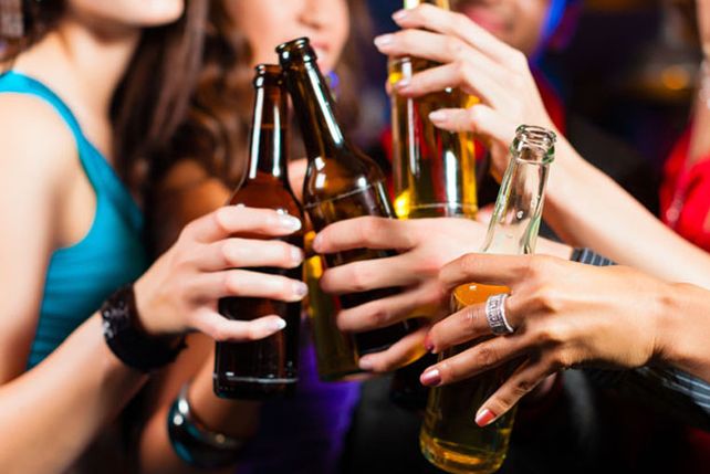 Trabajar muchas horas aumenta el riesgo de alcoholismo