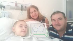 {alttext(Ciro junto a su familia en la ciudad de Buenos Aires.,Un santafesino y ejemplo de lucha te dice #QuedateEnCasa)}