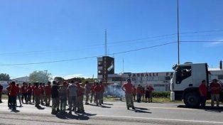 Los trabajadores de Vassalli cortaron durante una hora la ruta 33 en reclamo del pago de deudas salariales.