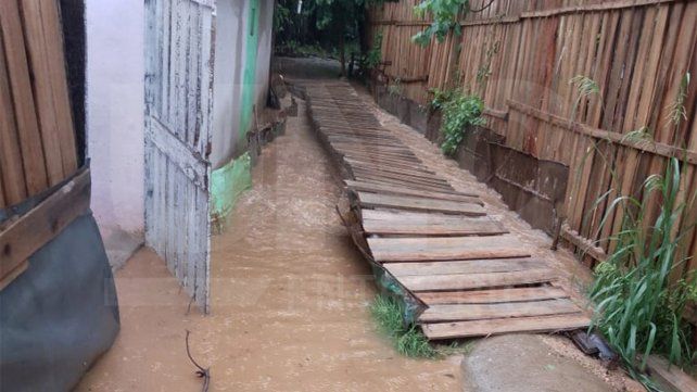 Las lluvias generaron inconvenientes en distintos puntos de la provincia. En Concordia se desbordó el arroyo Los Ceibos en el barrio Villa Adela
