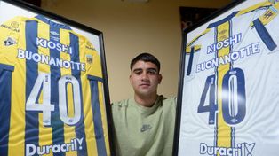 Facundo Buonanotte con sus camisetas número 40 enmarcadas. Recibió a Ovación en su casa de Pérez antes de seguir su carrera en Europa.
