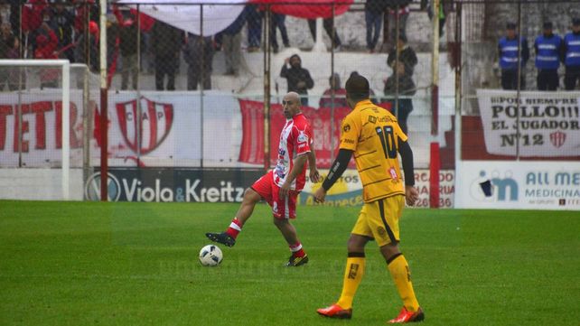 El Decano debutó con una derota ante Flandria como local