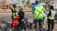 Relatos salvajes santafesinos: le iban a retener la moto y lo agarró a fierrazos al inspector 