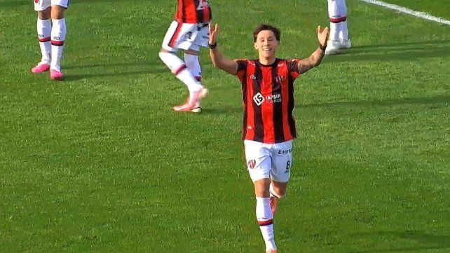Alejo Miró festeja el segundo gol de Patronato.