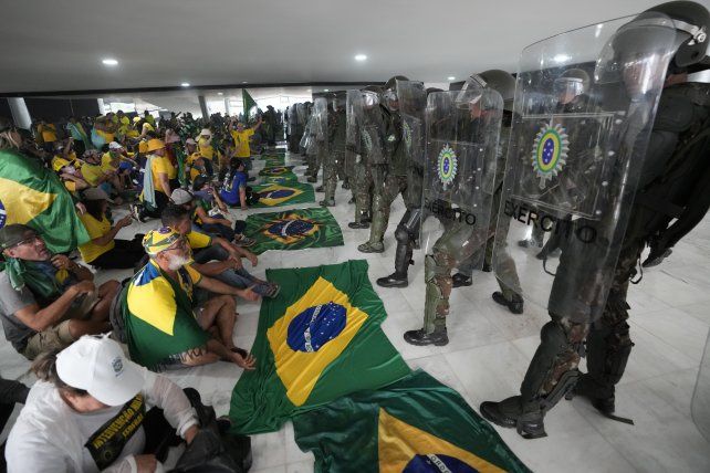 Al menos 200 personas detenidas por invadir edificios estatales en Brasilia