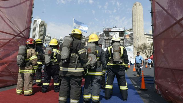 Los bomberos voluntarios se convocan frente al Monumento.&nbsp;