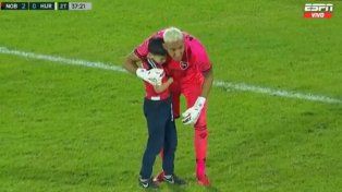 El entrañable gesto de un niño que abrazó a Keylor Navas y emocionó al Coloso