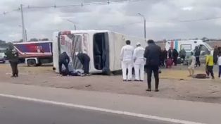 Video: murió una mujer y hay varios heridos en accidente de un micro que llevaba hinchas de Boca