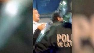 Empujones y golpes: impidieron entrar a Máximo Kirchner a la casa de Cristina