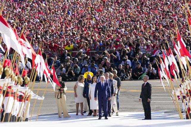 Acto de asunción de Lula da Silva en el que asistieron 300 mil personas y 65 jefes de Estados. 