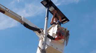 Paraná estudia el uso de luminarias a energía solar