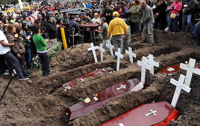 Al adiós. El dolor invadió ayer a la tarde el cementerio municipal de Merlo