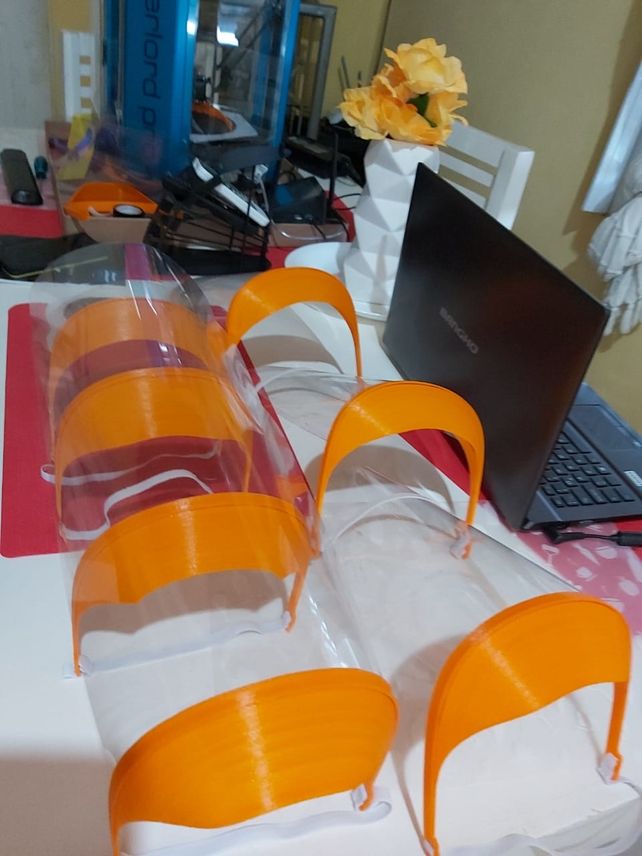 Casi 30 escuelas técnicas ya fabrican máscaras de protección facial con impresoras 3-D