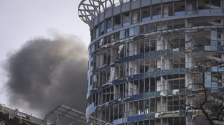 Un edificio de oficinas, devastado en Kiev por el bombardeo de Rusia. La capital volvió a sufrir como al inicio de la guerra, hace casi dos años.&nbsp;