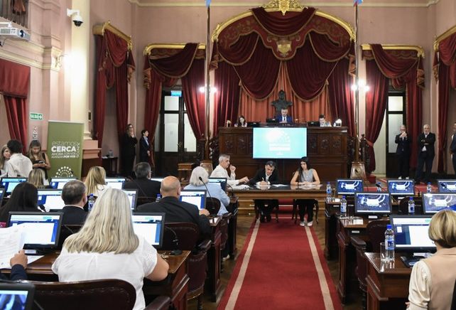 La Cámara de Diputados sancionó el códogo fiscal y la Ley que transforma 28 juntas de gobierno en 22 comunas. El expediente de juicio politico a la sesión de la tarde&nbsp;