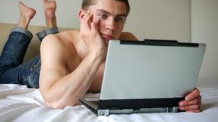 Premian al chico que rompió la computadora para que no lo descubrieran viendo porno