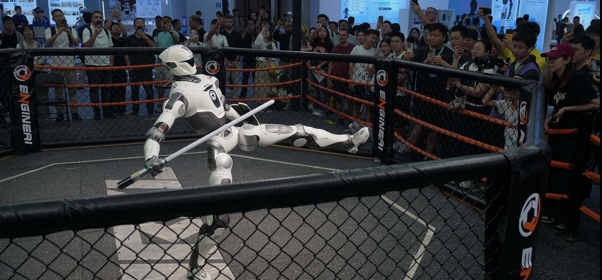 Visitantes observan a un robot humanoide que realiza una demostración en un stand durante la Conferencia Mundial de Robótica en el Centro Internacional de Convenciones y Exposiciones Beiren Yichuang en Beijing, el miércoles 19 de agosto de 2026. (Foto AP/Andy Wong)
