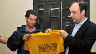 Súper TC2000: entregaron remeras a encargados de ordenar el estacionamiento gratuito