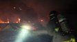 Se derrumbó una casa precaria durante un incendio impactante en la zona noroeste