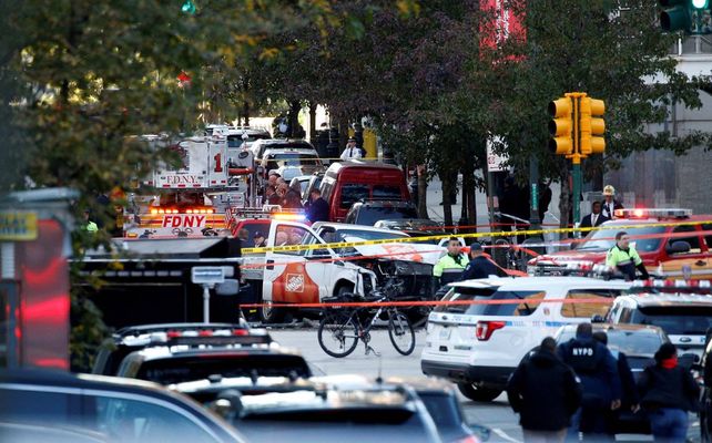 La calle de Nueva York atestada de policías y servicios de emergencias.&nbsp;