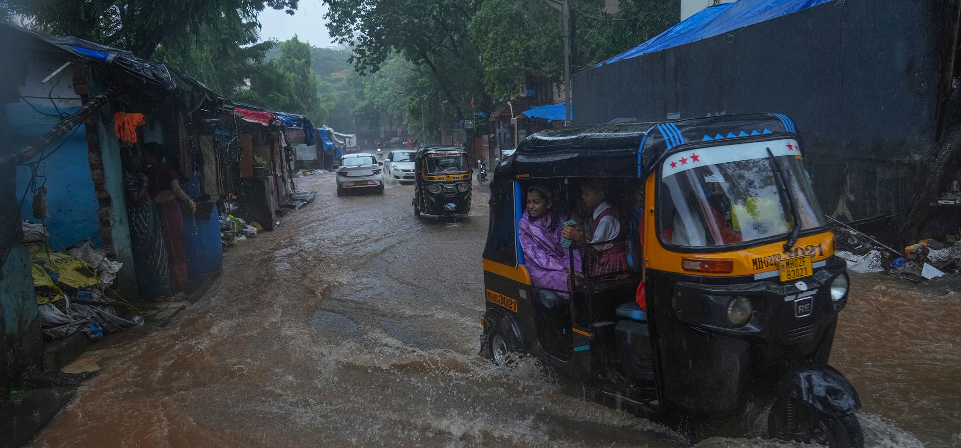 Rickshaws circulan por una calle inundada durante las lluvias monzónicas en Mumbai, India, el miércoles 1 de julio de 2026. (Foto AP/Rafiq Maqbool) Rickshaws circulan por una calle inundada durante las lluvias monzónicas en Mumbai, India, el miércoles 1 de julio de 2026. (Foto AP/Rafiq Maqbool)