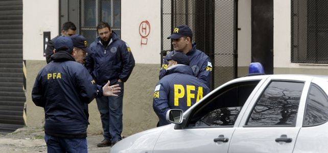 In fraganti. Efectivos de la policía Federal frente al comercio asaltado.