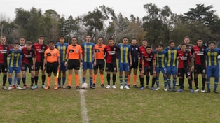 Camaradería. En el partido de ida en Bella Vista, los jugadores rojinegros y canallas posaron juntos. Hoy se vuelven a ver las caras en la ciudad deportiva, donde Central irá por el título y Newell’s por una chance más..