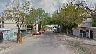Fue apuñalada por su hijo y se salvó porque alcanzó a encerrarlo bajo llave