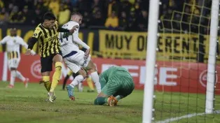 Agustín Módica intenta adelantarse al arquero&nbsp; de Peñarol, luego convertiría el gol de Central en el Campeón del Siglo, que ponía a Peñarol contras las cuerdas en el final. Hoy el Candombero está en semifinales.