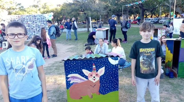 Artistas santafesinos intervinieron cuchas para perros de la calle