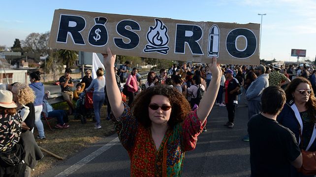 Cortaron el puente Rosario-Victoria y reclamaron por los incendios en las islas