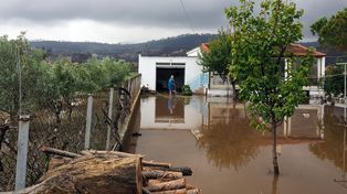 Inundaciones azotan una isla griega que había sido devastada por incendios