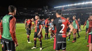 La eliminación de Colón reabrió las heridas de sus hinchas en redes