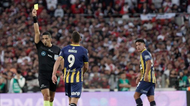 Ruben casi no la tocó y encima lo amonestaron. Floja presentación de Central ante River en el Monumental.