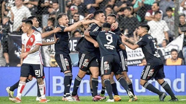 Riestra festejó ante River Plate en el Guillermo Laza