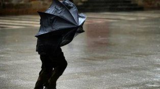A tener firme el paraguas. Se vienen ráfagas y lluvias a la región con la tormenta de Santa Rosa