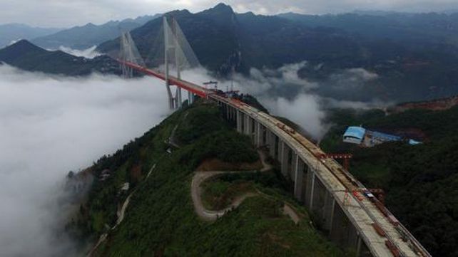 China le da los últimos toques a la construcción del puente más alto del mundo
